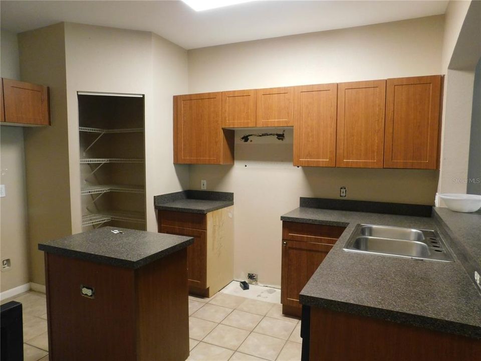 For Sale: $159,900 (1 beds, 1 baths, 830 Square Feet)