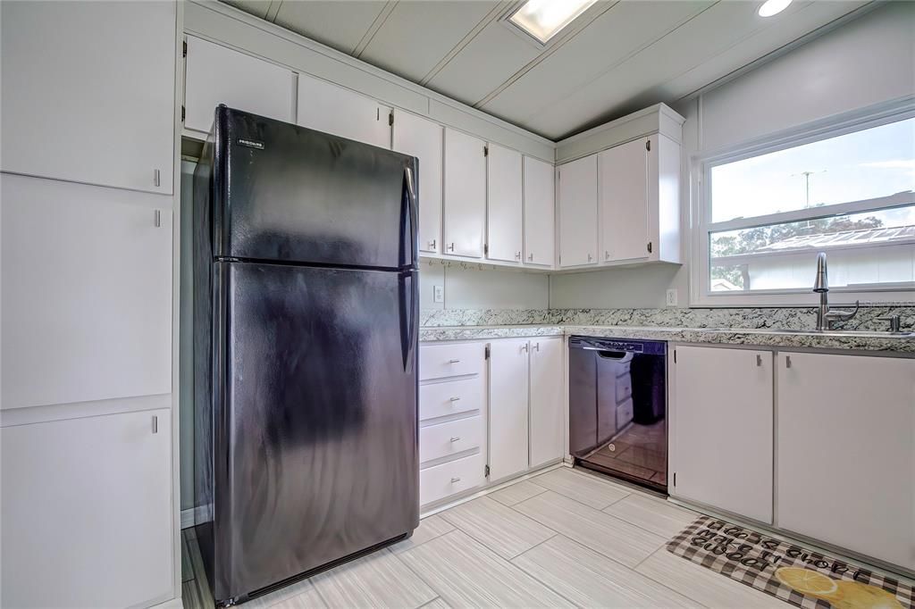 For Sale: $155,000 (2 beds, 2 baths, 864 Square Feet)