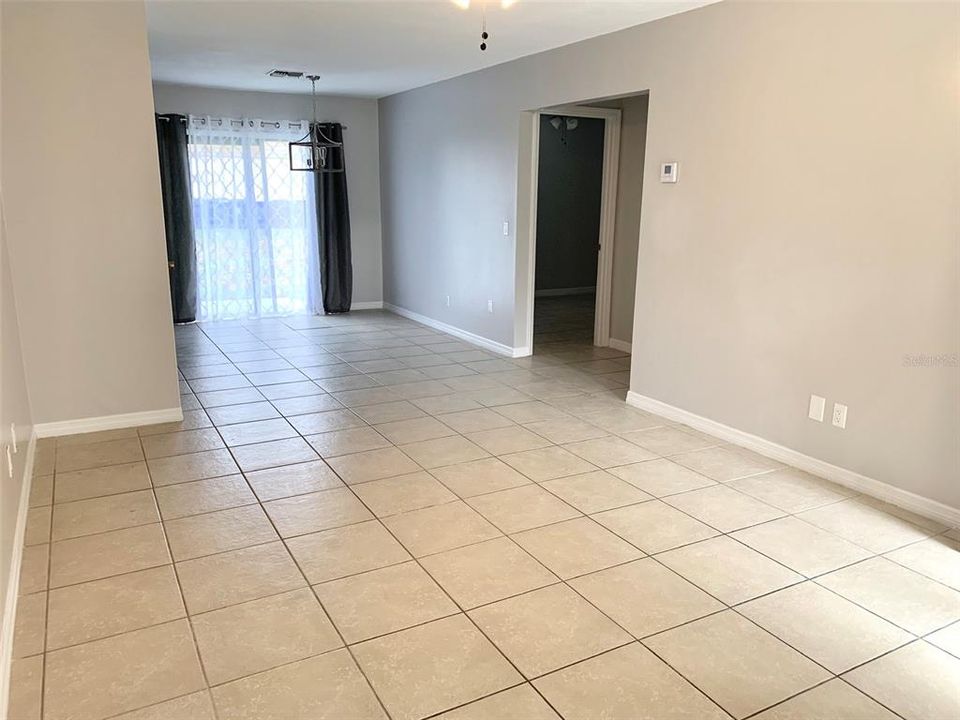 Active With Contract: $1,700 (2 beds, 1 baths, 878 Square Feet)