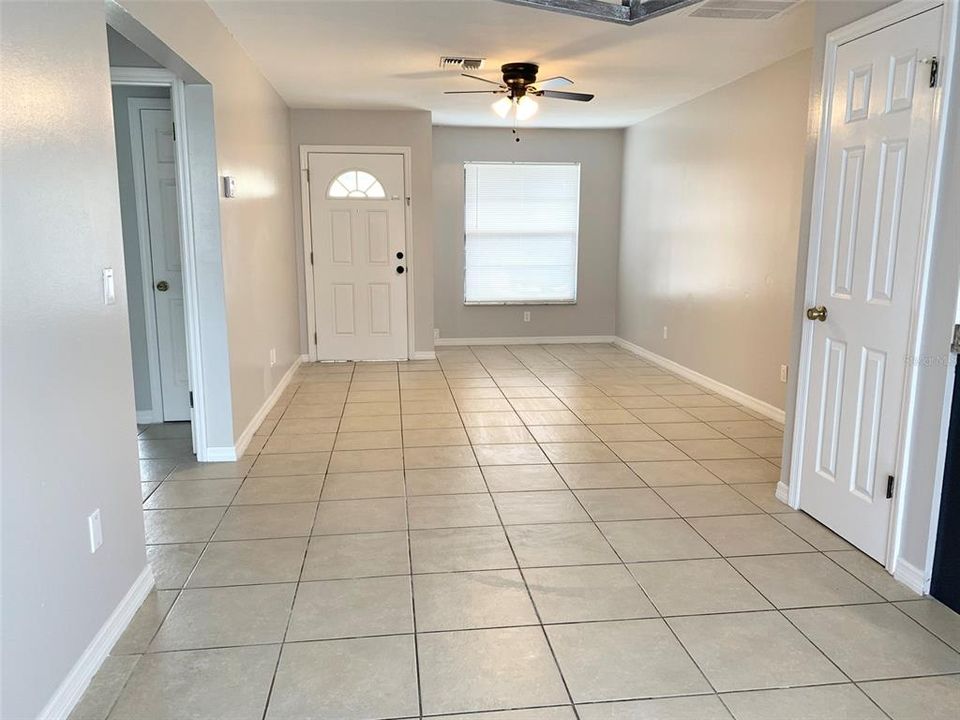 Active With Contract: $1,700 (2 beds, 1 baths, 878 Square Feet)