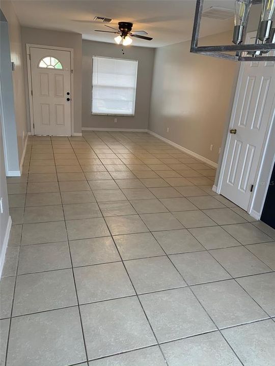 Active With Contract: $1,700 (2 beds, 1 baths, 878 Square Feet)