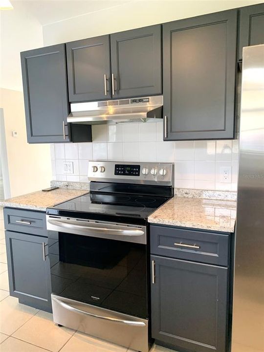 Active With Contract: $1,700 (2 beds, 1 baths, 878 Square Feet)