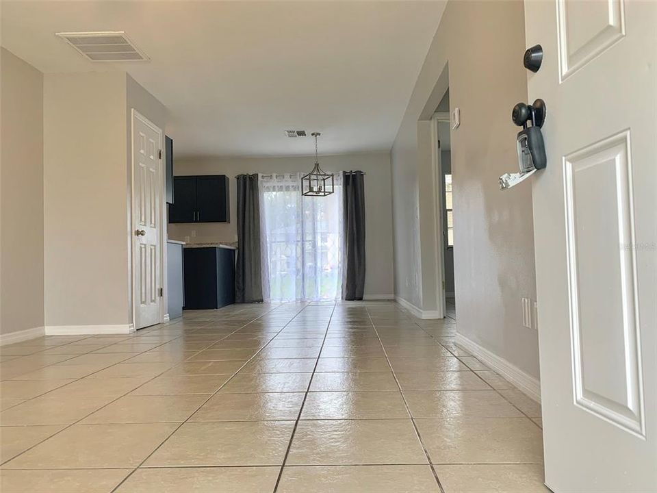 Active With Contract: $1,700 (2 beds, 1 baths, 878 Square Feet)