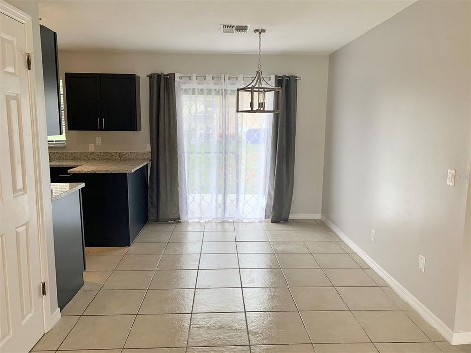 Active With Contract: $1,700 (2 beds, 1 baths, 878 Square Feet)