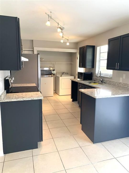 Active With Contract: $1,700 (2 beds, 1 baths, 878 Square Feet)