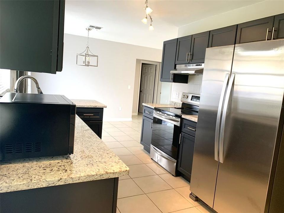 Active With Contract: $1,700 (2 beds, 1 baths, 878 Square Feet)