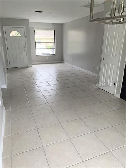 Active With Contract: $1,700 (2 beds, 1 baths, 878 Square Feet)