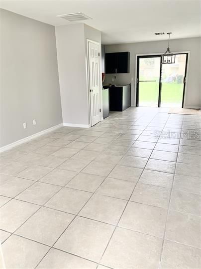 Active With Contract: $1,700 (2 beds, 1 baths, 878 Square Feet)