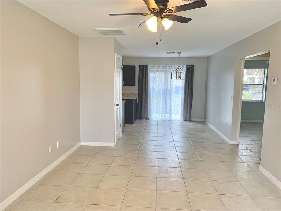 Active With Contract: $1,700 (2 beds, 1 baths, 878 Square Feet)