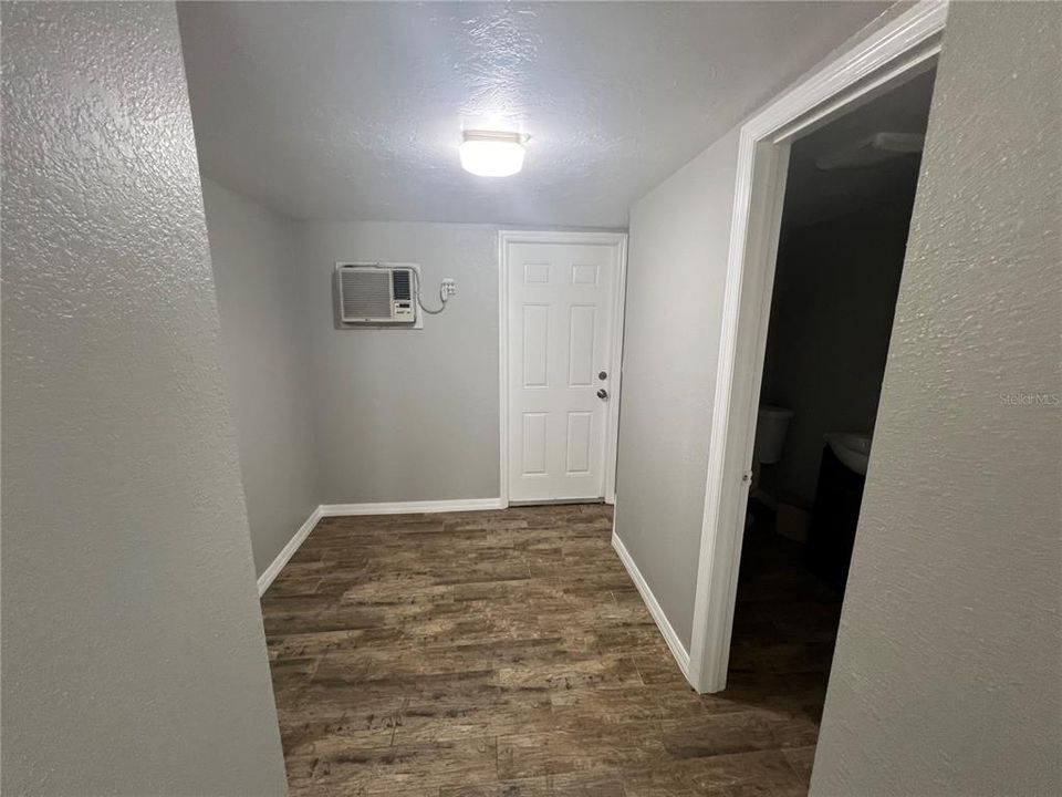 For Rent: $2,000 (2 beds, 1 baths, 913 Square Feet)