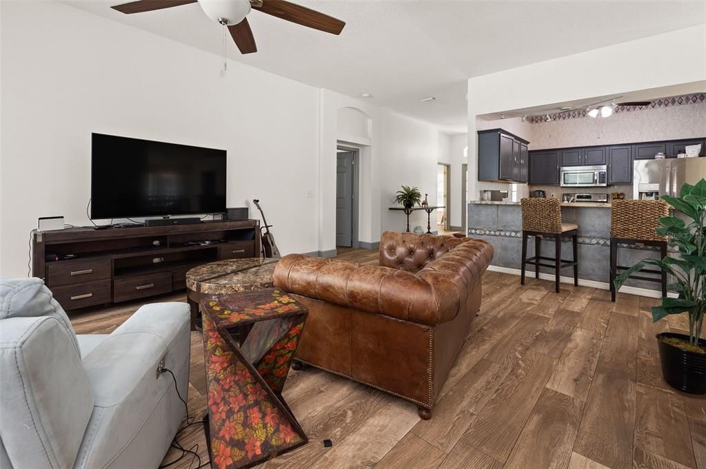 Active With Contract: $365,000 (3 beds, 2 baths, 1911 Square Feet)