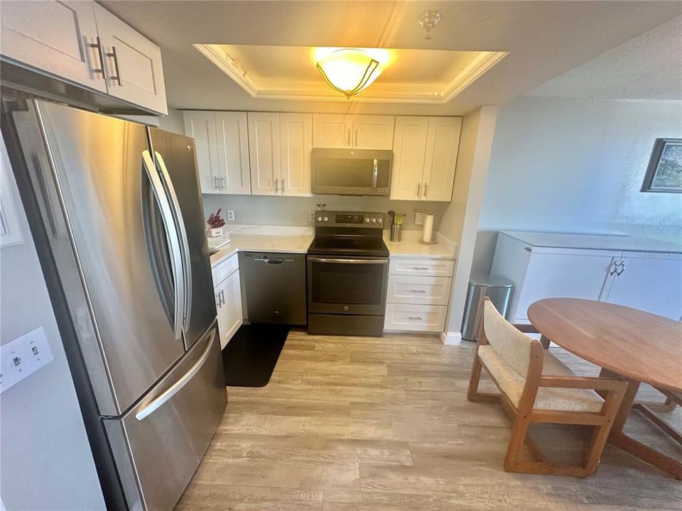 For Rent: $2,000 (1 beds, 1 baths, 733 Square Feet)