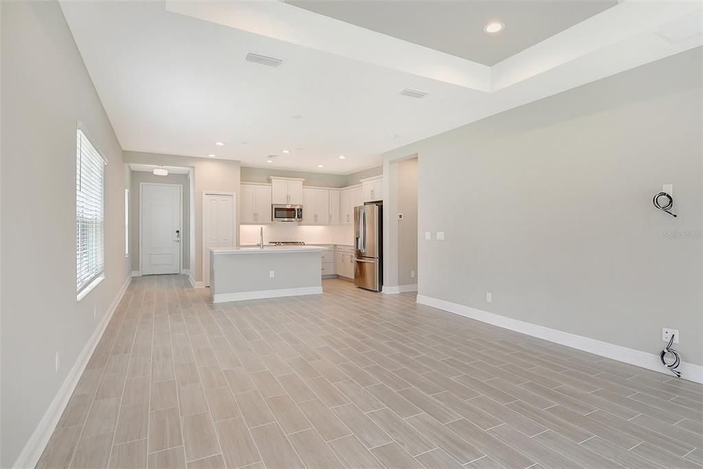 Active With Contract: $394,990 (3 beds, 2 baths, 1407 Square Feet)