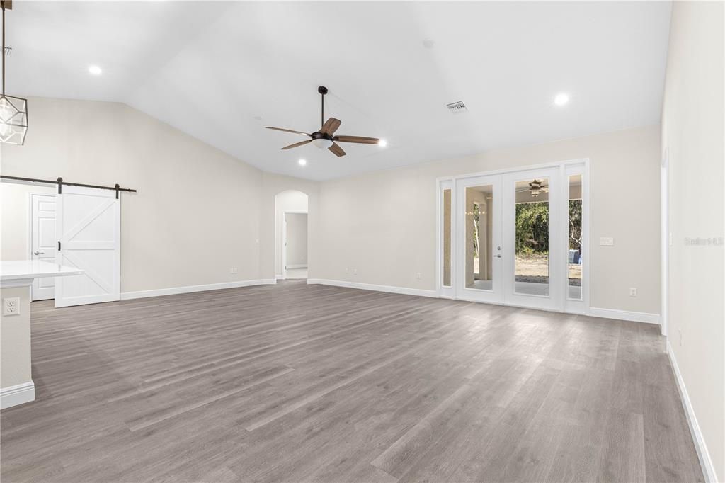 OVERSIZED WALK -IN PANTRY