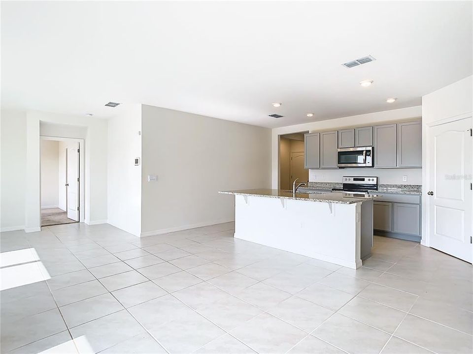 Kitchen with Eat-In Dining Area/