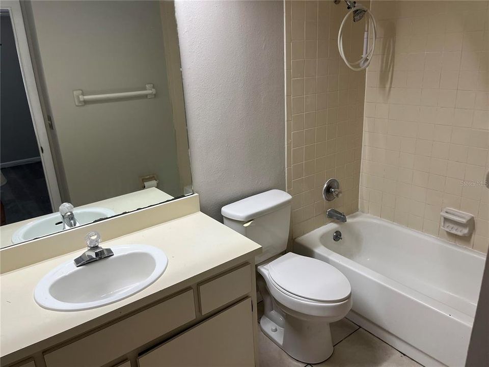 For Rent: $1,300 (2 beds, 2 baths, 1000 Square Feet)