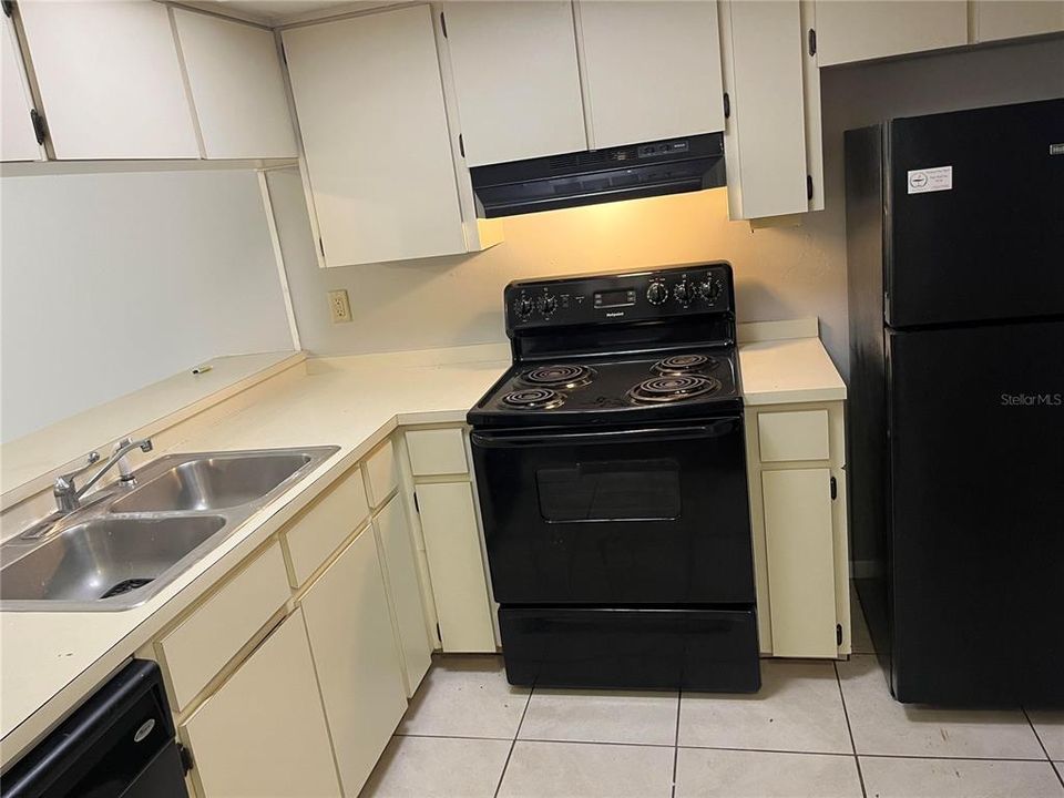 For Rent: $1,300 (2 beds, 2 baths, 1000 Square Feet)