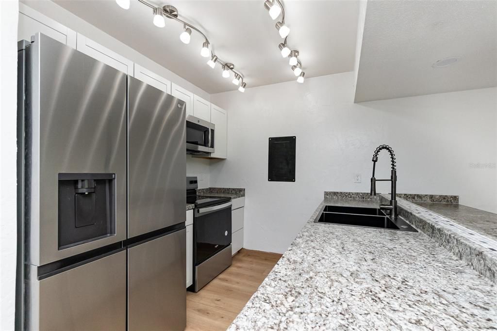 Active With Contract: $137,997 (1 beds, 1 baths, 974 Square Feet)