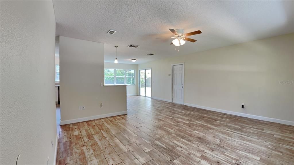 Active With Contract: $259,900 (3 beds, 2 baths, 1176 Square Feet)