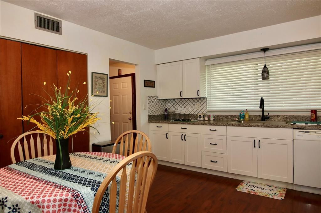 For Sale: $212,000 (2 beds, 1 baths, 1400 Square Feet)