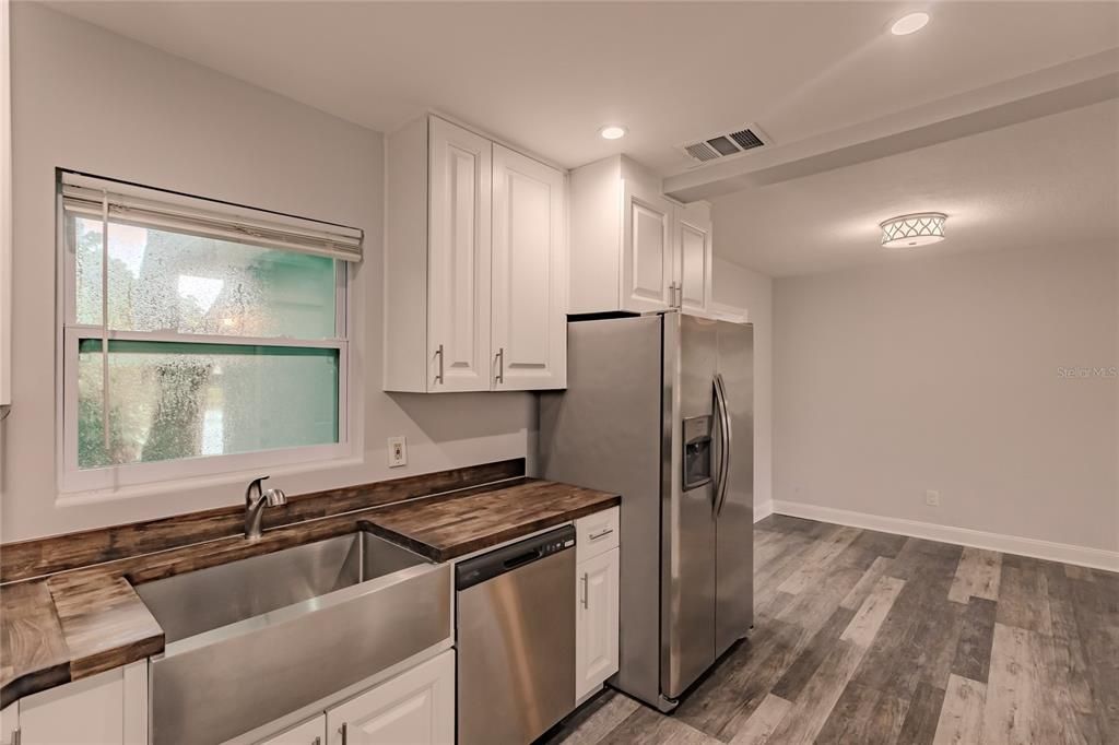 Active With Contract: $360,000 (2 beds, 1 baths, 1005 Square Feet)