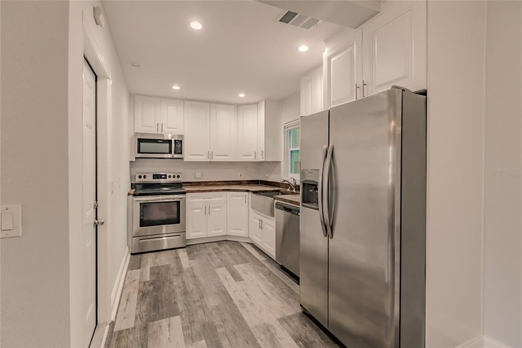 Active With Contract: $360,000 (2 beds, 1 baths, 1005 Square Feet)