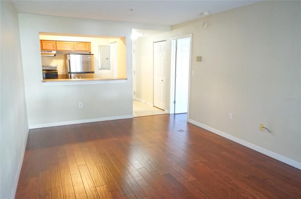 For Rent: $1,395 (1 beds, 1 baths, 700 Square Feet)