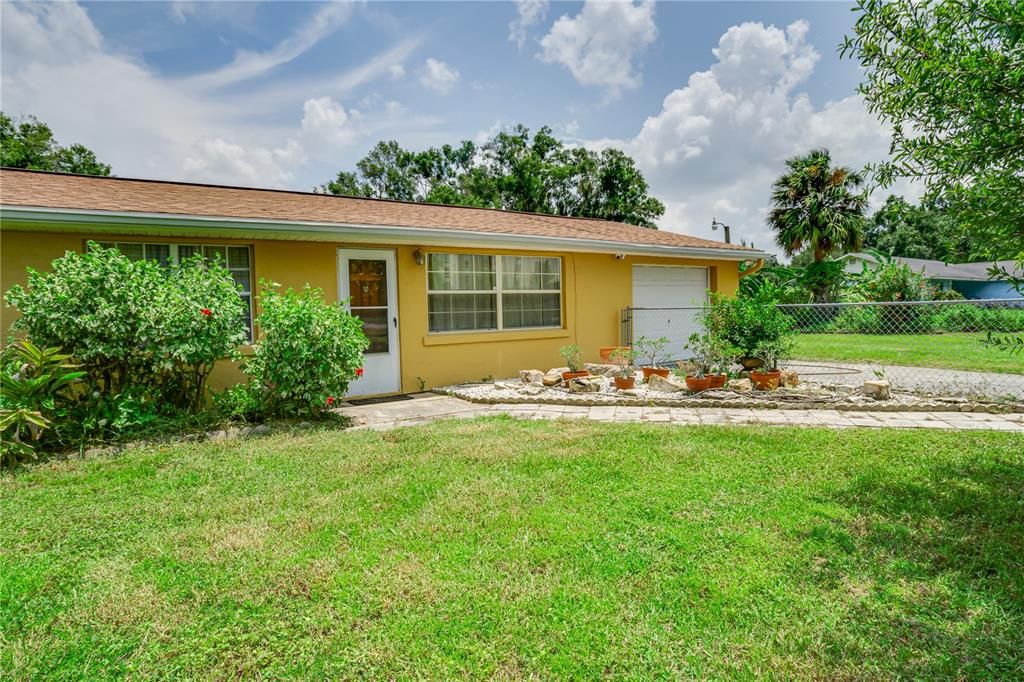 Active With Contract: $400,000 (3 beds, 1 baths, 1232 Square Feet)