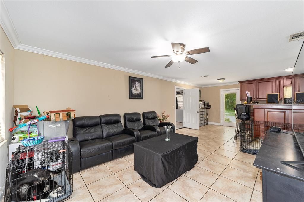 For Sale: $209,000 (3 beds, 1 baths, 1008 Square Feet)