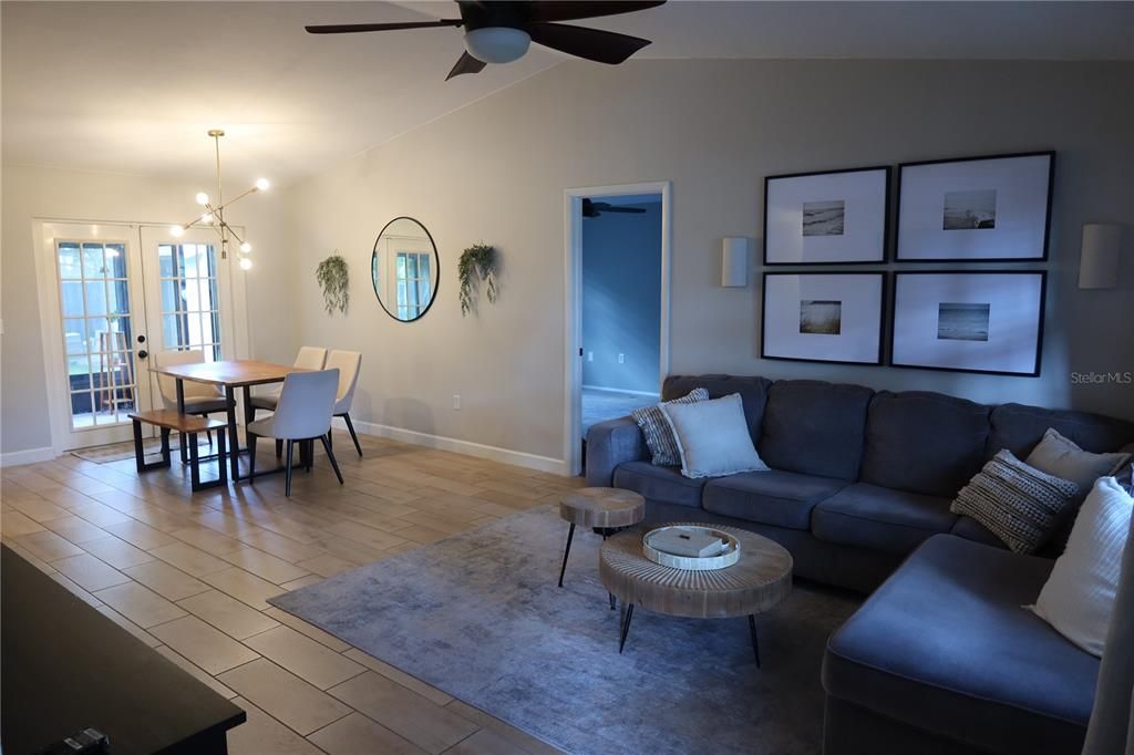 Active With Contract: $384,900 (2 beds, 2 baths, 1118 Square Feet)