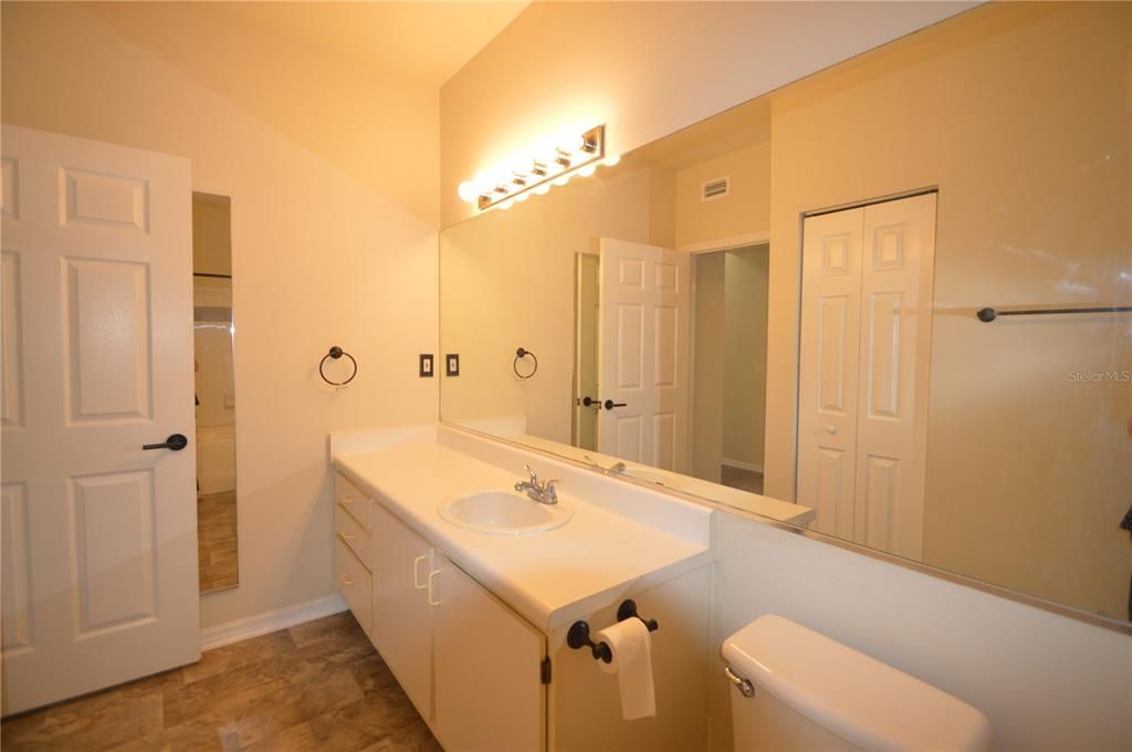 Active With Contract: $1,450 (1 beds, 1 baths, 868 Square Feet)