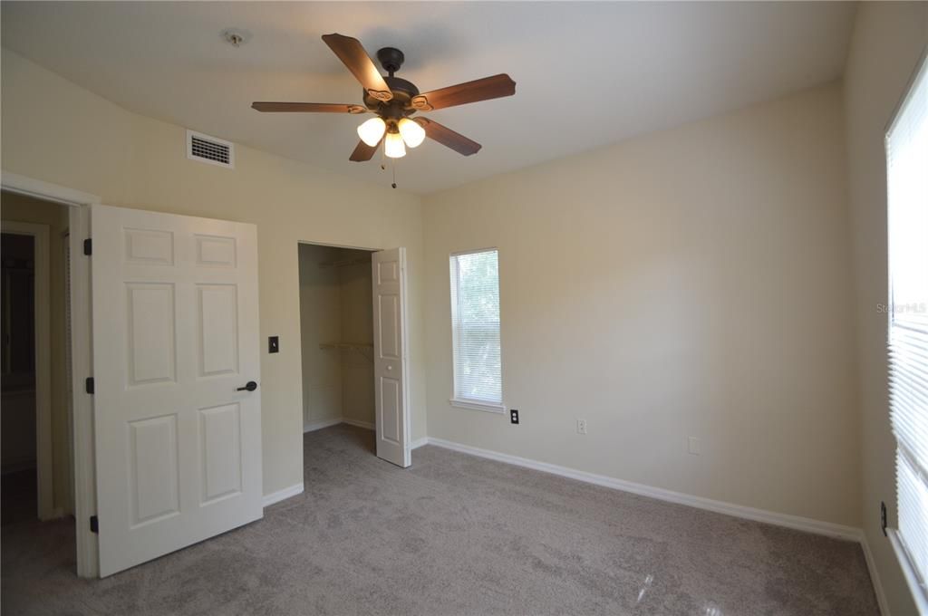 Active With Contract: $1,450 (1 beds, 1 baths, 868 Square Feet)