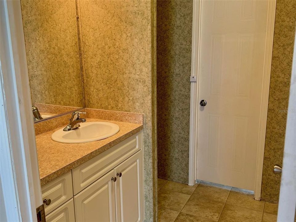 main bath w/walk in shower