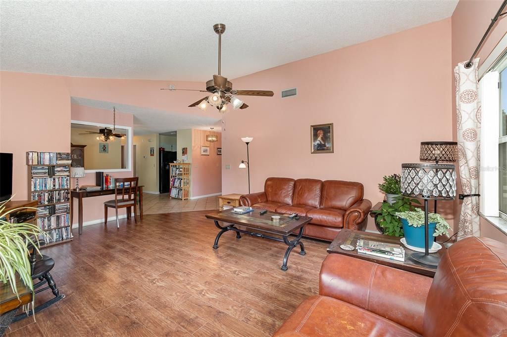 For Sale: $189,000 (2 beds, 2 baths, 1208 Square Feet)