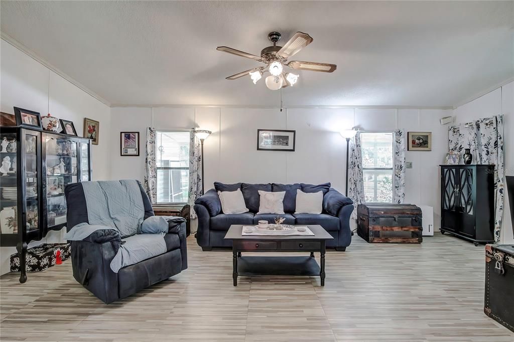 Active With Contract: $174,900 (2 beds, 2 baths, 1352 Square Feet)