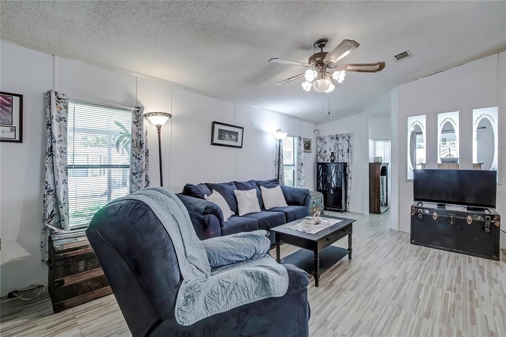 Active With Contract: $174,900 (2 beds, 2 baths, 1352 Square Feet)