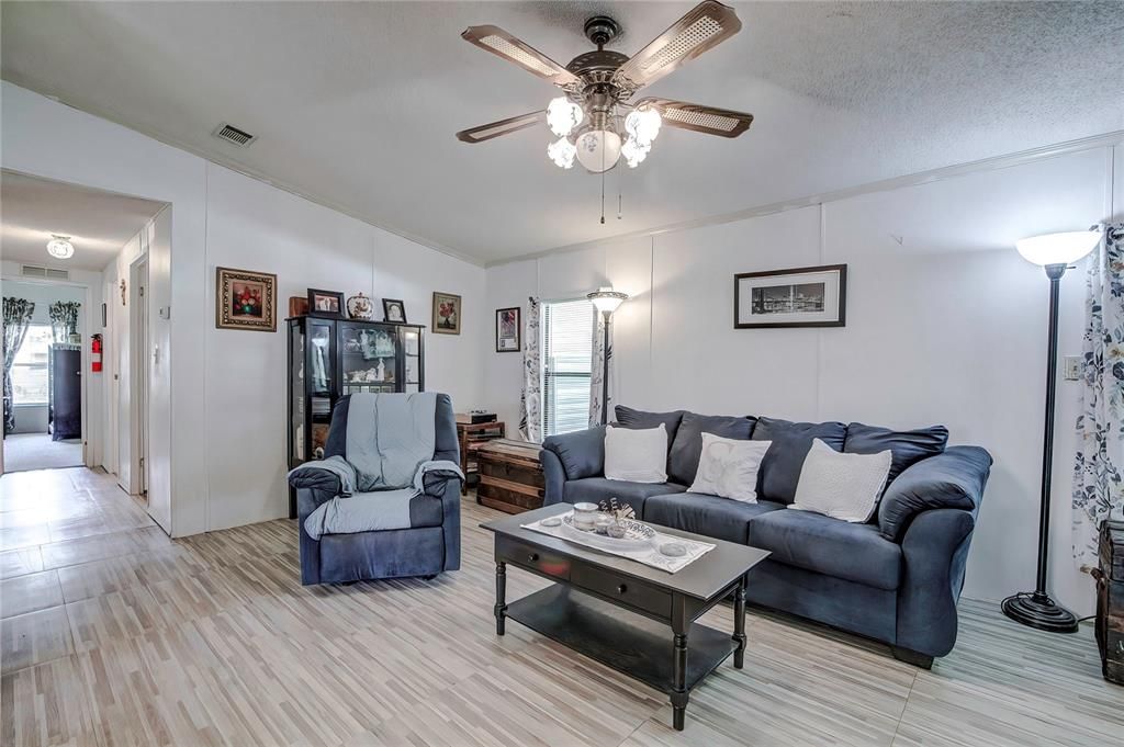 Active With Contract: $174,900 (2 beds, 2 baths, 1352 Square Feet)