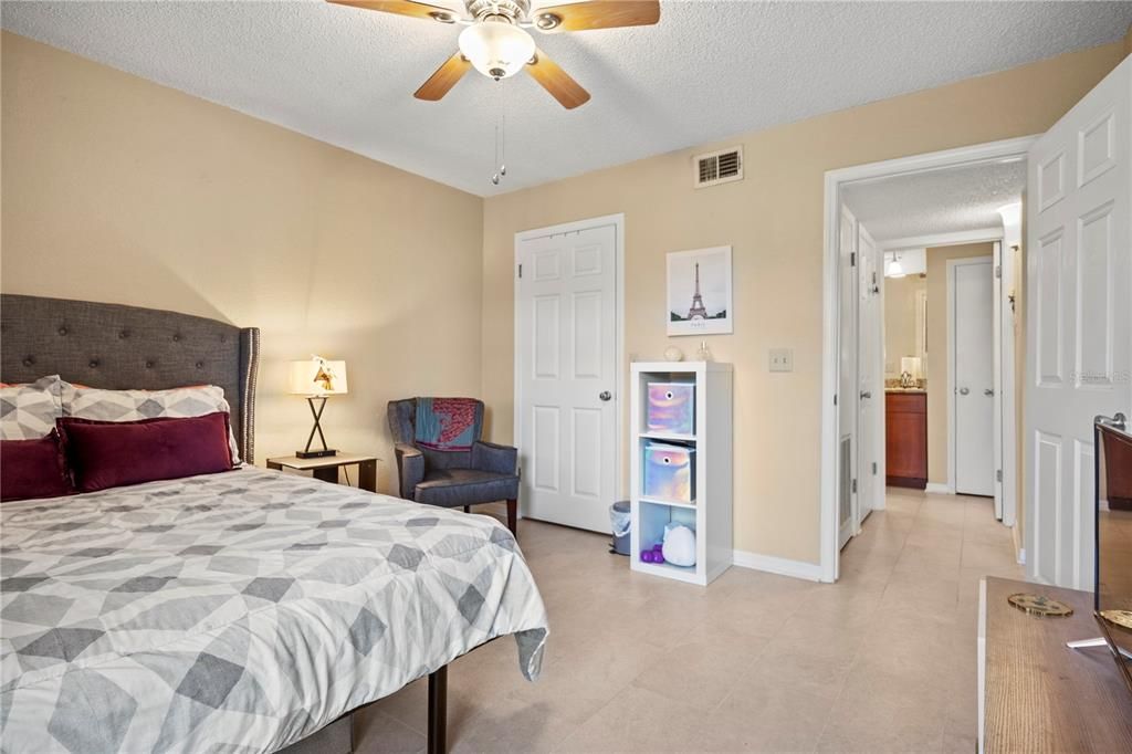 Active With Contract: $155,000 (1 beds, 1 baths, 642 Square Feet)