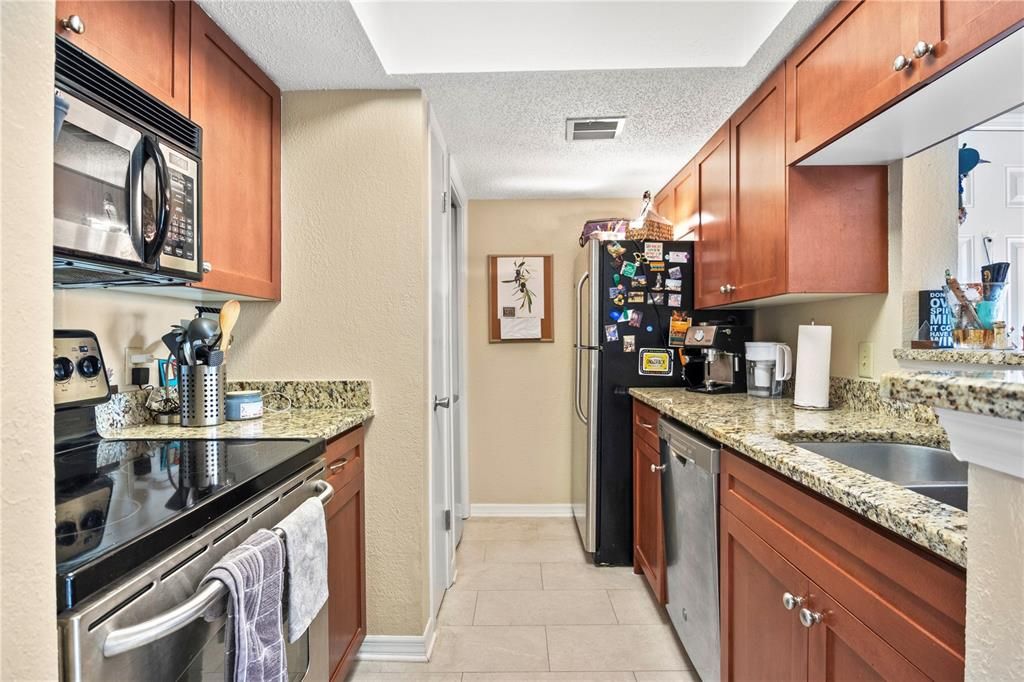 Active With Contract: $155,000 (1 beds, 1 baths, 642 Square Feet)