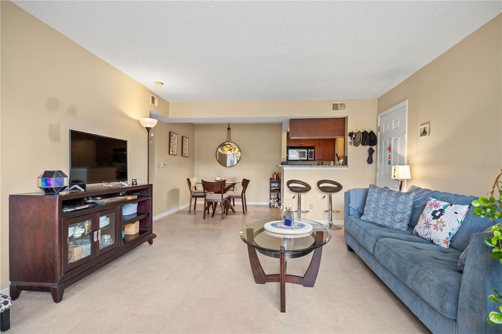 Active With Contract: $155,000 (1 beds, 1 baths, 642 Square Feet)