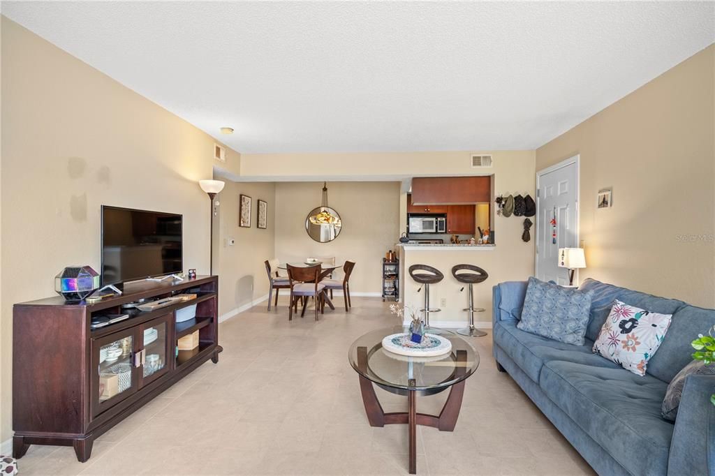 Active With Contract: $155,000 (1 beds, 1 baths, 642 Square Feet)