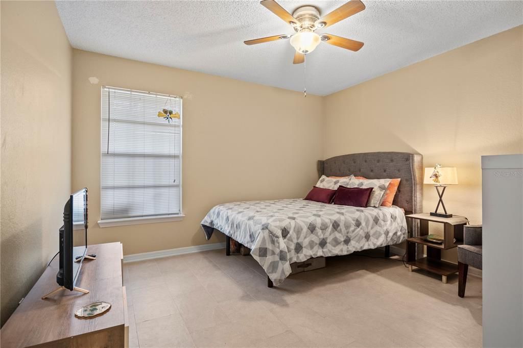 Active With Contract: $155,000 (1 beds, 1 baths, 642 Square Feet)