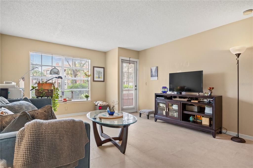 Active With Contract: $155,000 (1 beds, 1 baths, 642 Square Feet)