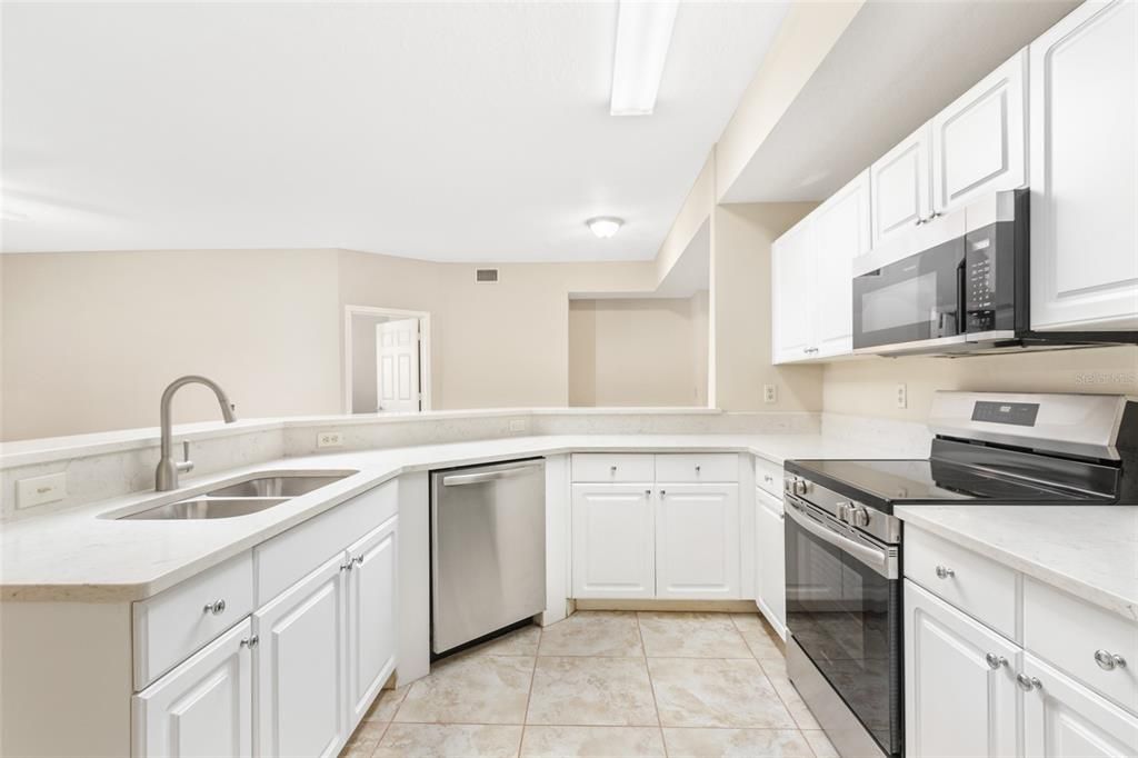 For Sale: $299,995 (2 beds, 2 baths, 1305 Square Feet)