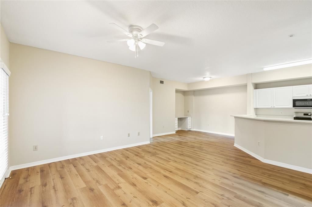 For Sale: $299,995 (2 beds, 2 baths, 1305 Square Feet)