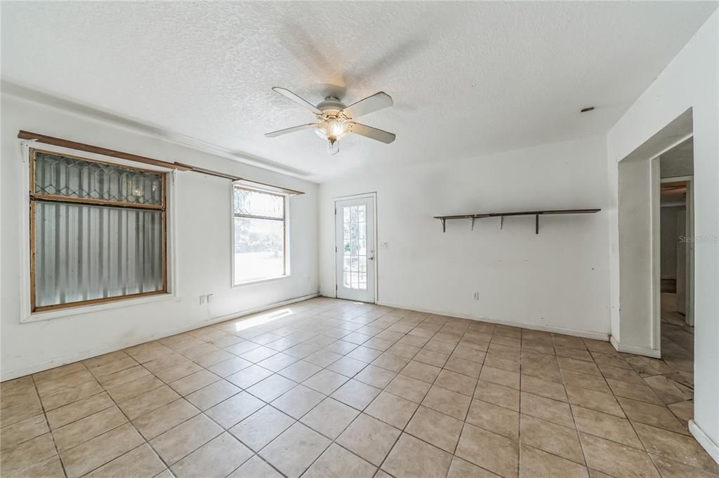 For Sale: $164,900 (2 beds, 1 baths, 1428 Square Feet)