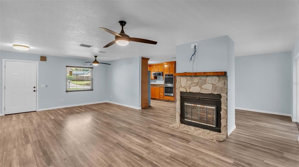 Active With Contract: $349,900 (4 beds, 2 baths, 1473 Square Feet)