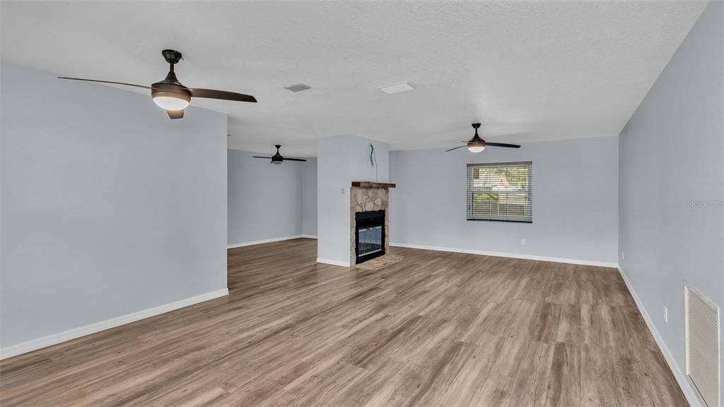 Active With Contract: $349,900 (4 beds, 2 baths, 1473 Square Feet)