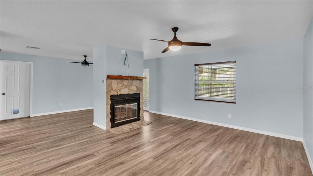 Active With Contract: $349,900 (4 beds, 2 baths, 1473 Square Feet)