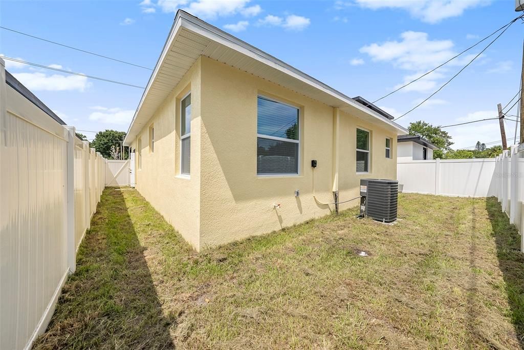 Active With Contract: $371,900 (3 beds, 2 baths, 1369 Square Feet)